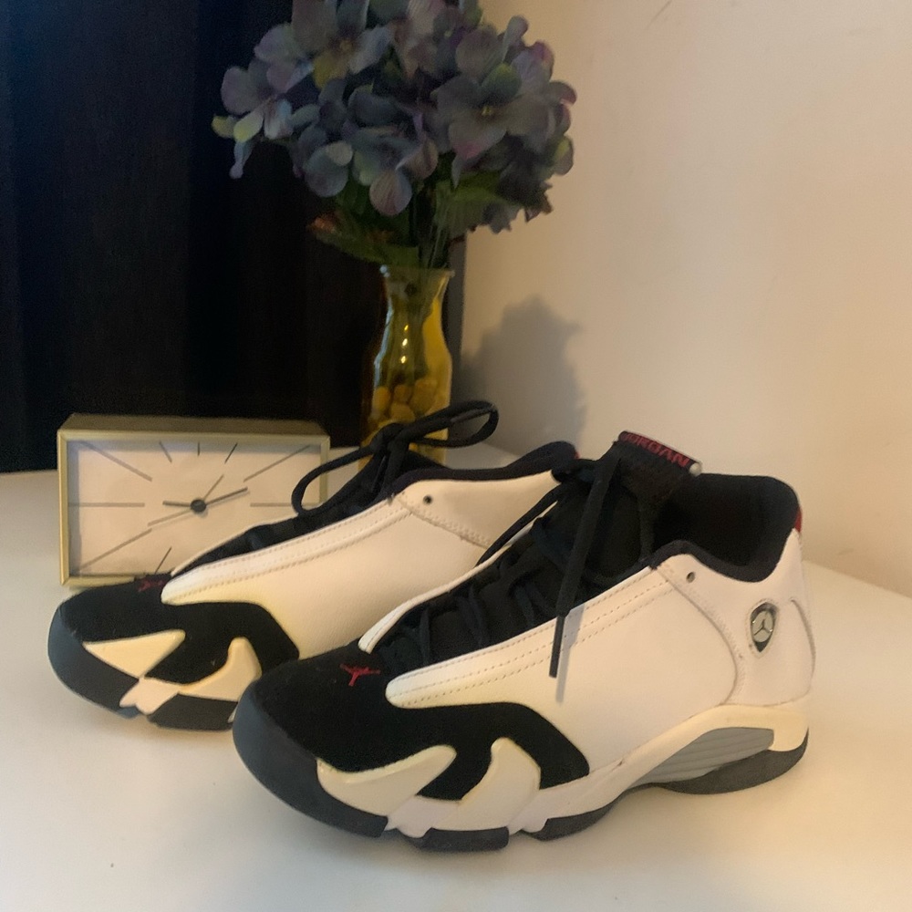 These are a size 5 used Jordan’s with a little yellow on the white.